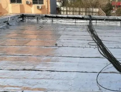 中阳卫生间漏水维修公司分享下中阳屋面楼顶防水刚性防水层施工要点。